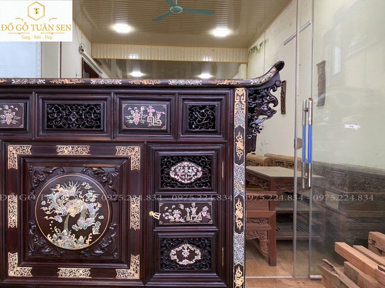 tủ thờ huế được khảm toàn bộ ốc đẹp và ngà voi quý hiếm 